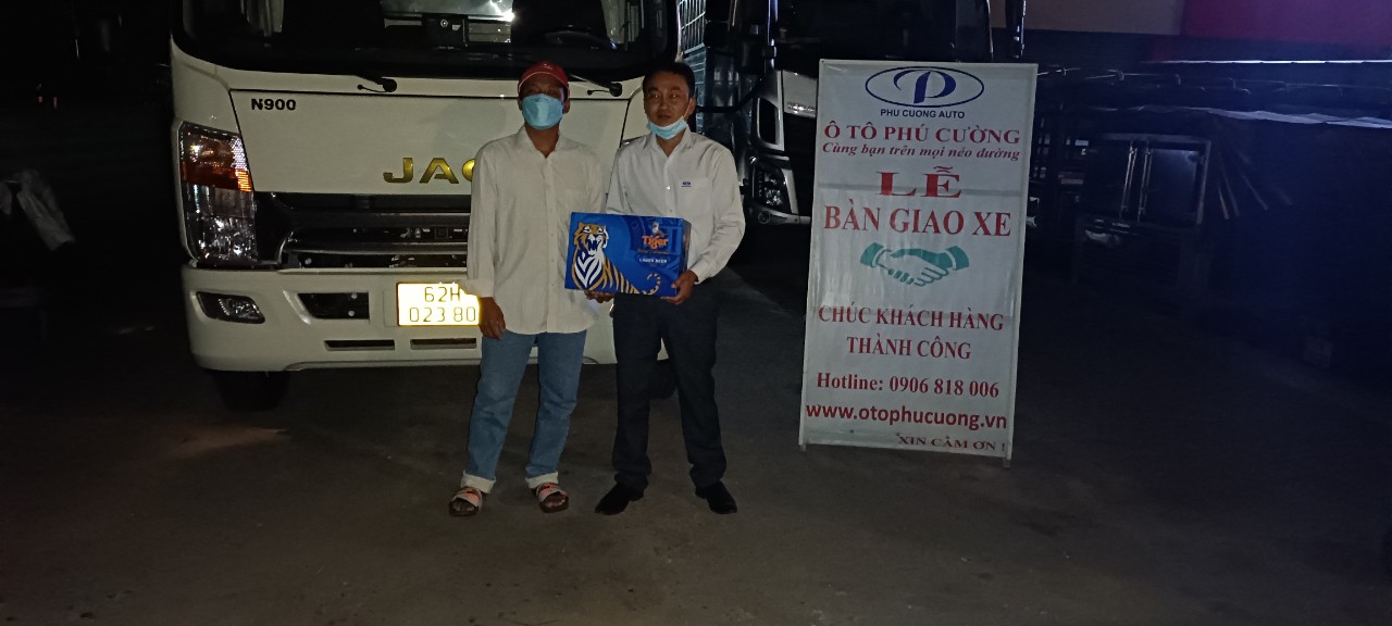 Gia đình anh Phan Văn Dựt ở Long An nhân xe JAC N900 trong đêm để sáng mai chở chuyến hàng sớm đầu tiên