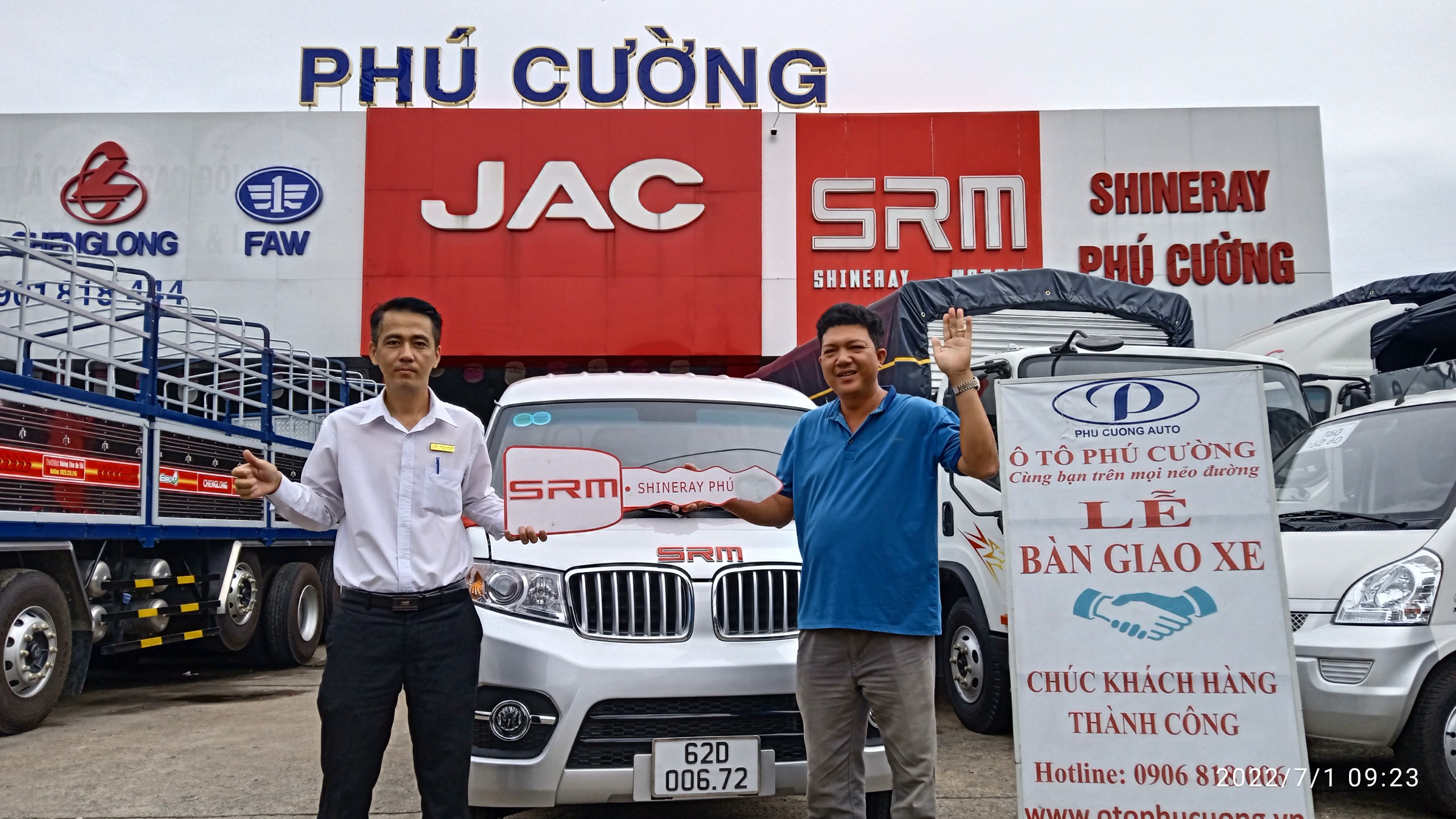 Giao xe cho gia đình anh Huỳnh Thanh Liêm ở Long An mua xe SRM van 2 chỗ 
