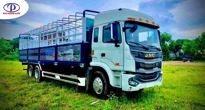xe tải JAC A5 13.6 tấn với ngoại hình được thiết kế hầm hố đẹp mắt