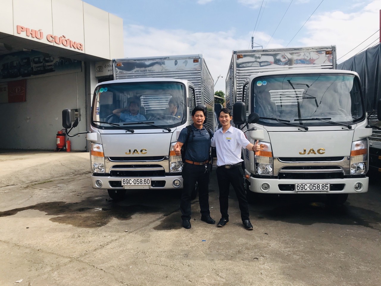 Gia đình Nguyễn Minh Sáng Cà Mau mua xe JAC chở thêm hàng