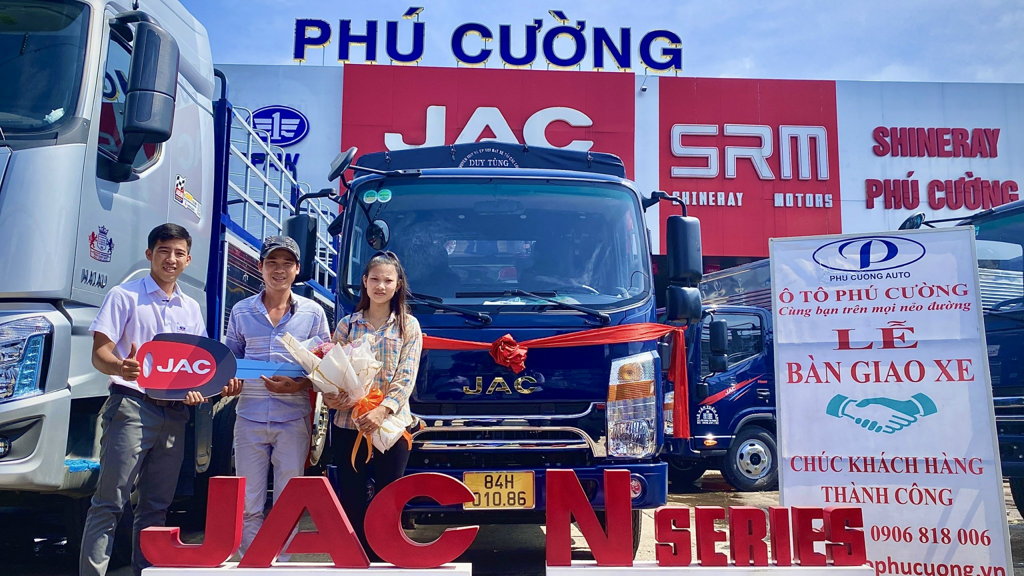 Gia đình chị Nguyễn Thị Cẩm Tú ở Trà Vinh mua xe JAC 