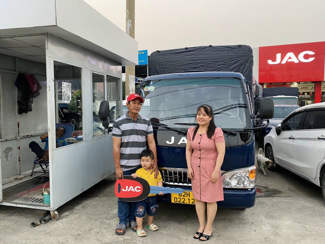 Gia đình anh Cường nhận xe JAC L240 tại showroom Phú Cường 