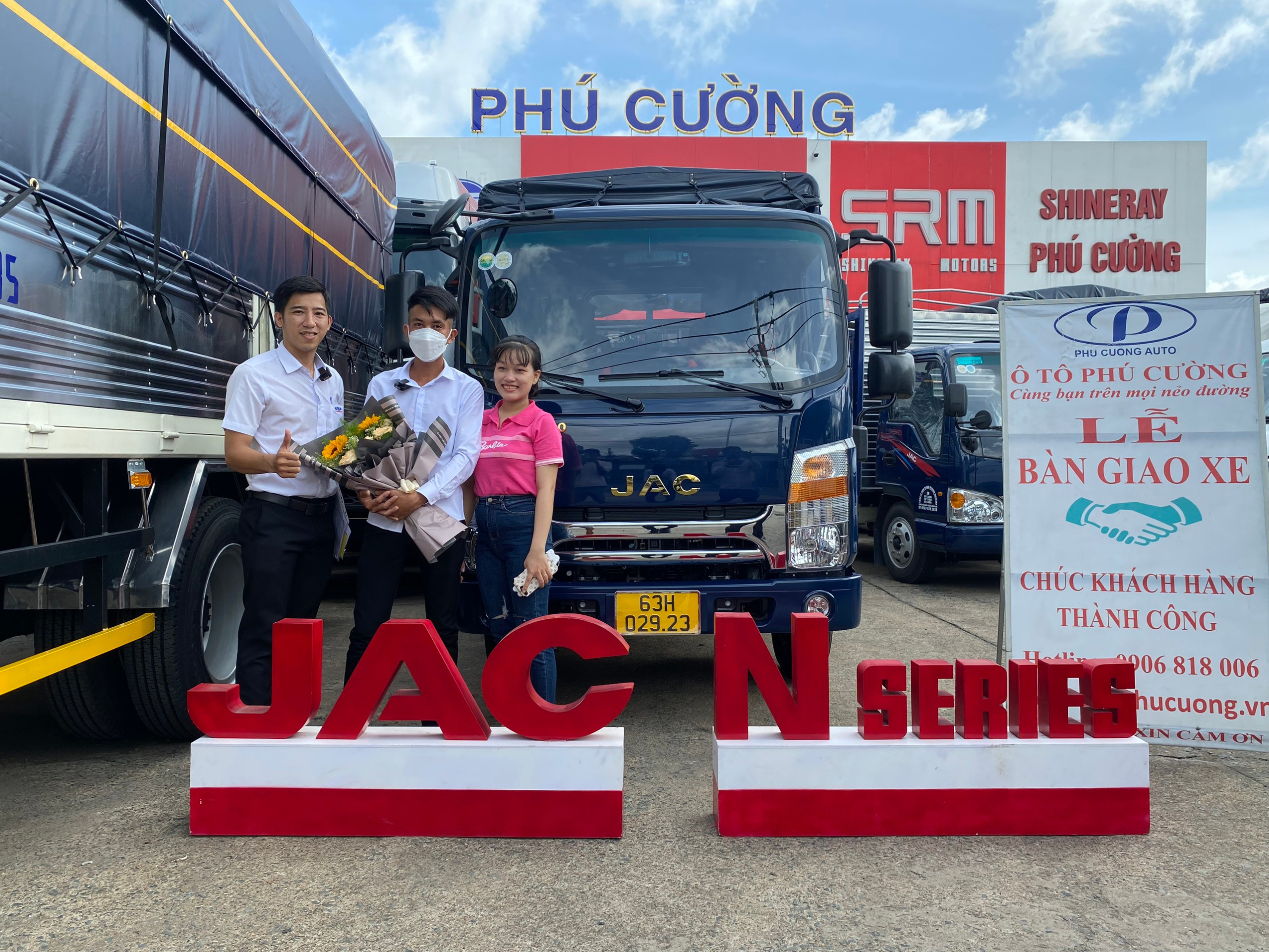 Gia đình anh Phan Văn Lên ở Tiền Giang đến Phú Cường mua xe