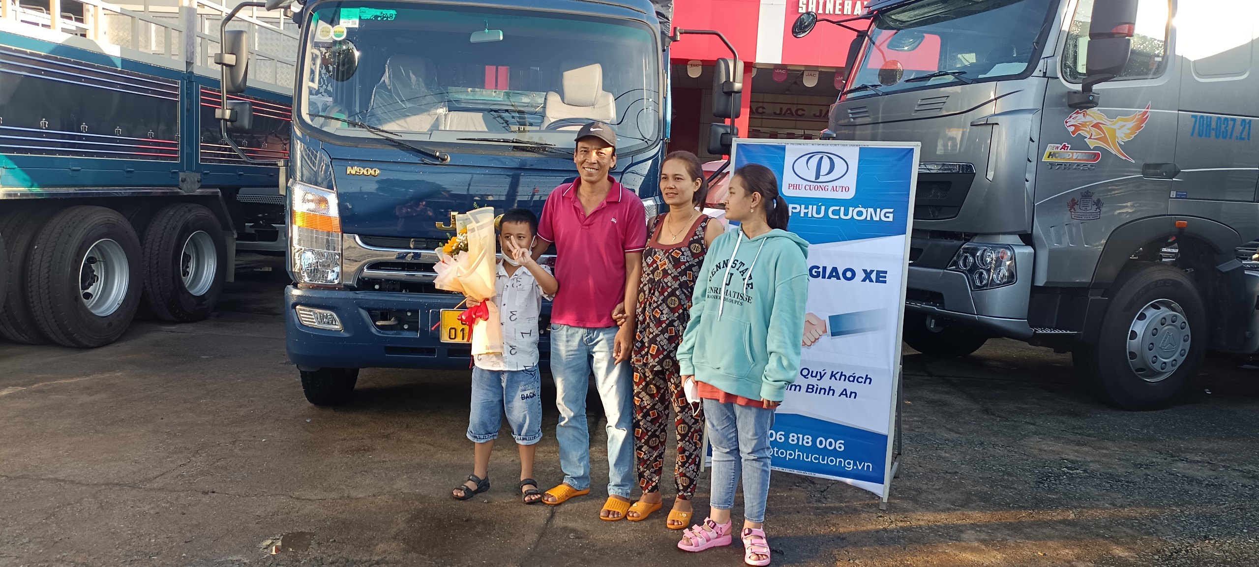 Gia đình chị Nguyễn Thị Phương Hà mua xe tải JAC N900