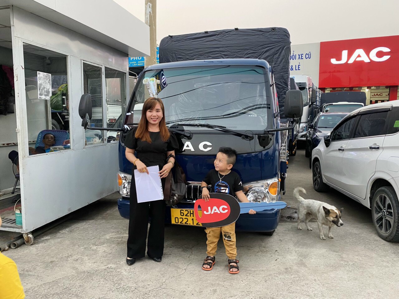 Chị Tú ở Long An nhận xe JAC L240 tại showroom Phú Cường 