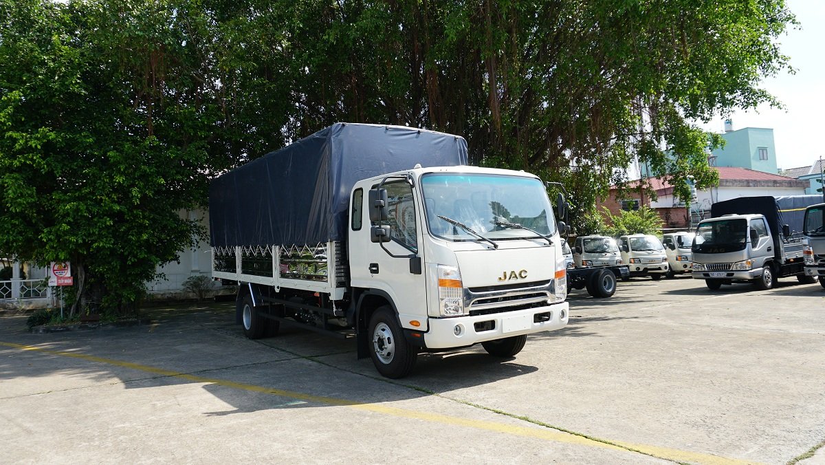 Xe tải JAC N650S thùng bạt giá tốt tháng 9 