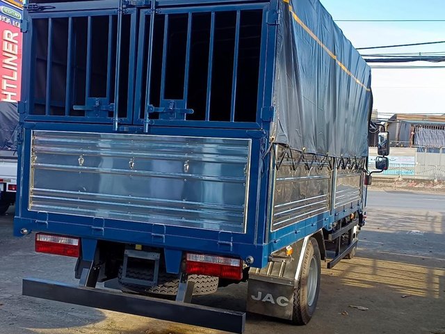Xe tải JAC N350S thùng bạt tạo không gian thoáng mát 