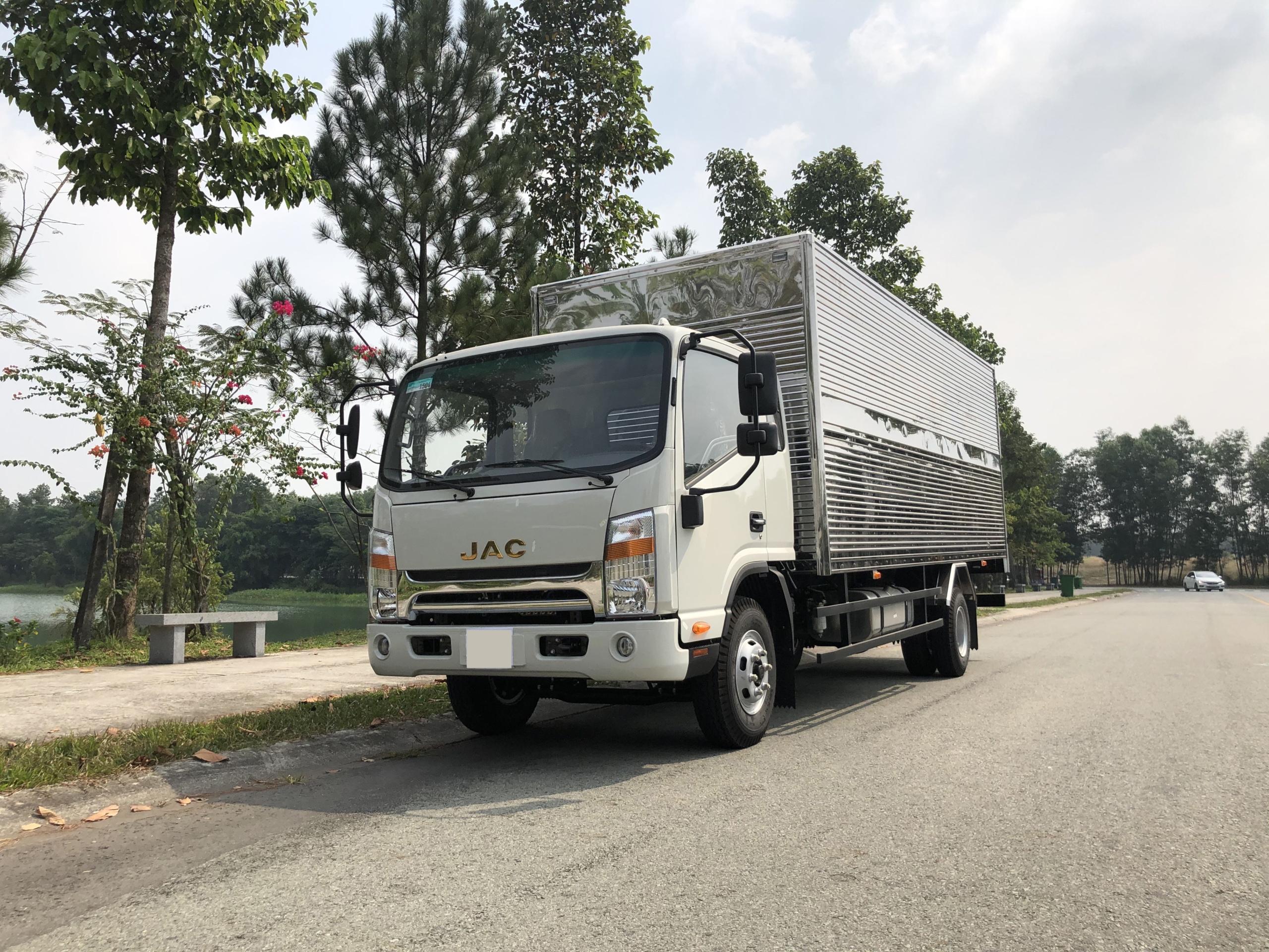 Xe tải JAC N650S thùng kín giá tiết kiệm tháng 9 