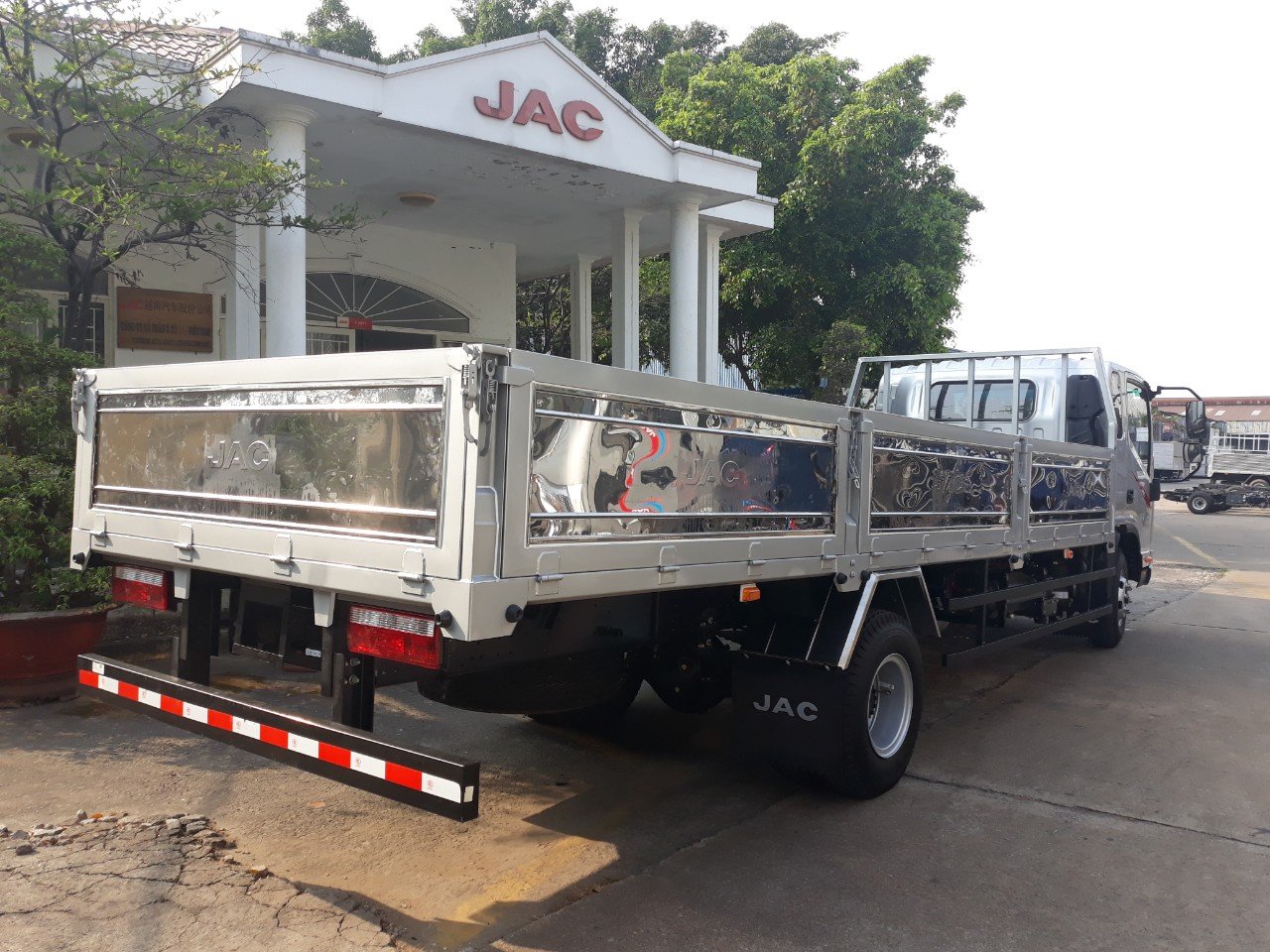 Xe tải JAC N650S thùng lửng giá tiết kiệm tháng 9 