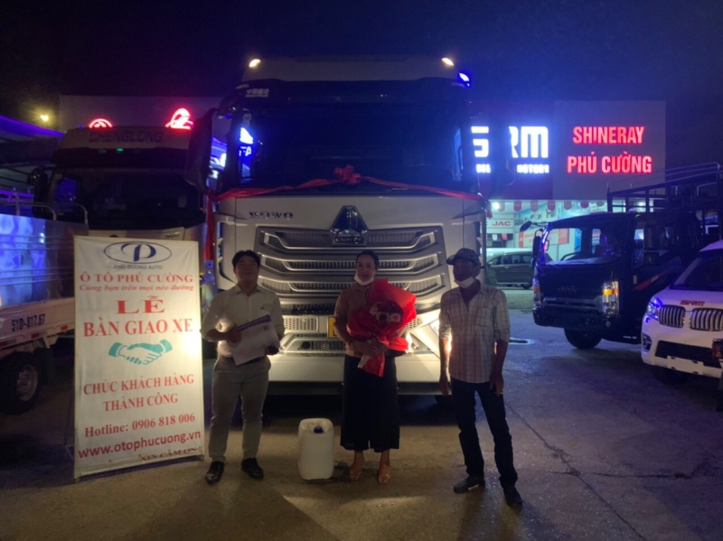 Gia đình chị Đào Thị Ngọc Hằng nhận xe tải HOWO 5 chân