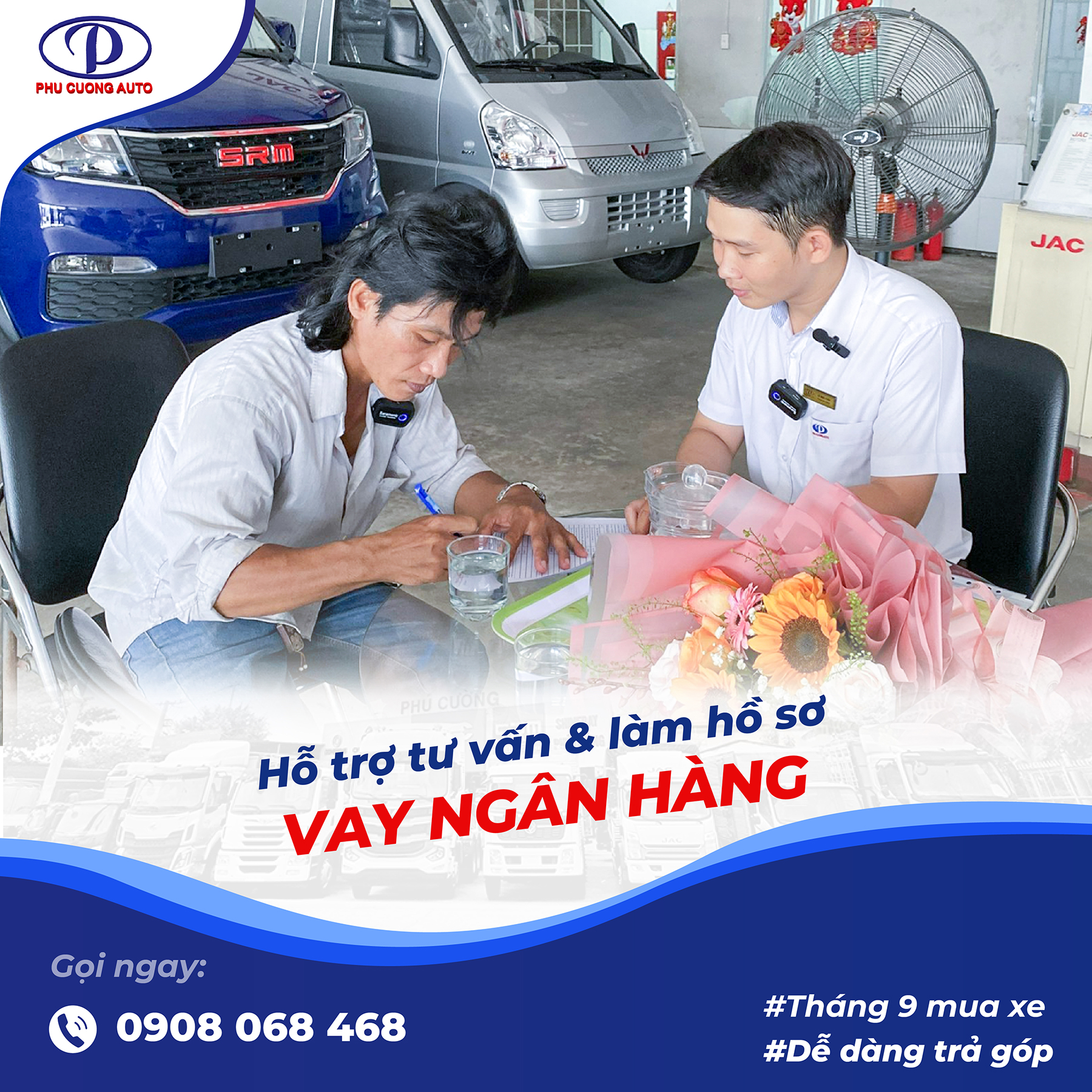 Nhân viên Phú Cường hỗ trợ làm hồ sơ vay ngân hàng