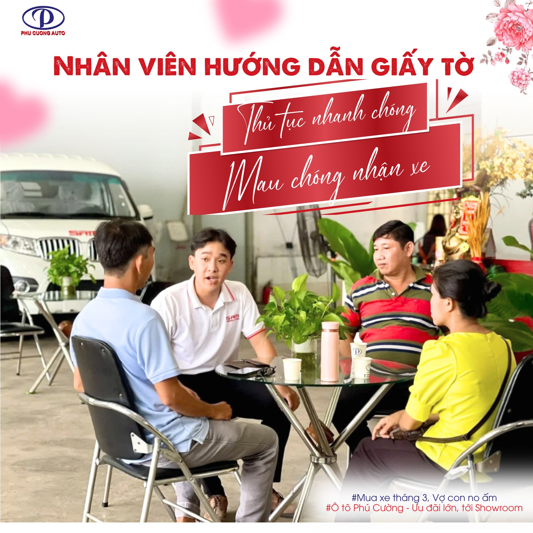 Nhân viên tại Ô tô Phú Cường hướng dẫn giấy tờ mua xe cho khách tại showroom