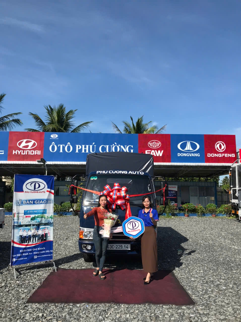 Khách hàng nhận xe tại showroom Ô tô Phú Cường