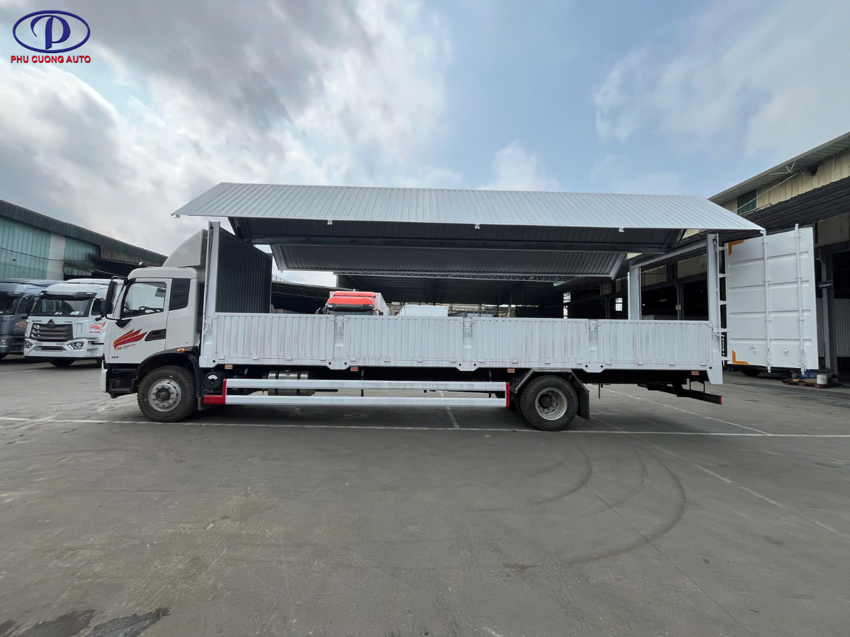 xe-dongfeng-kr180-mo-thung-canh-doi Xe tải Dongfeng KR180 mở thùng kín cánh dơi toàn phần giúp bốc dỡ hàng hóa dễ dàng.