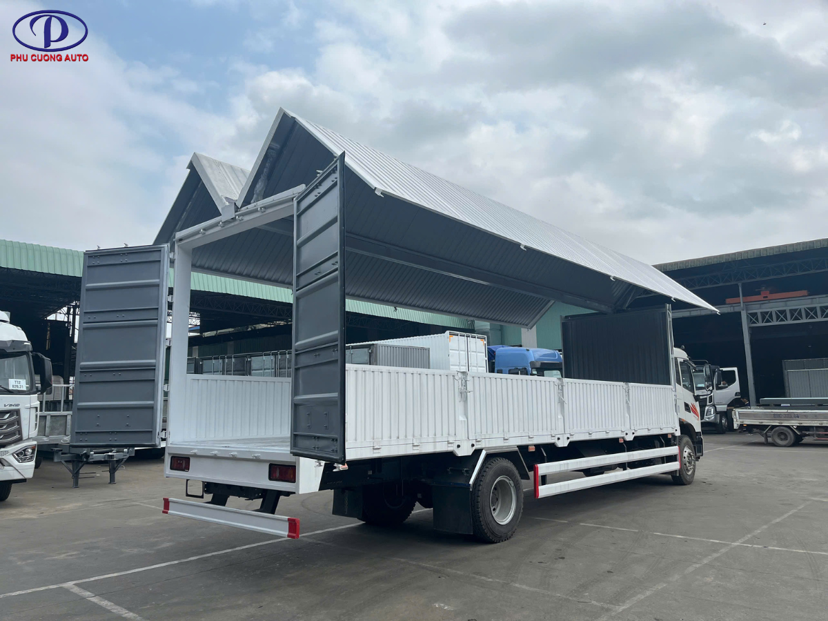 xe-dongfeng-kr180-mo-thung-canh-doi Xe tải Dongfeng KR180 mở thùng kín cánh dơi toàn phần giúp bốc dỡ hàng hóa dễ dàng.
