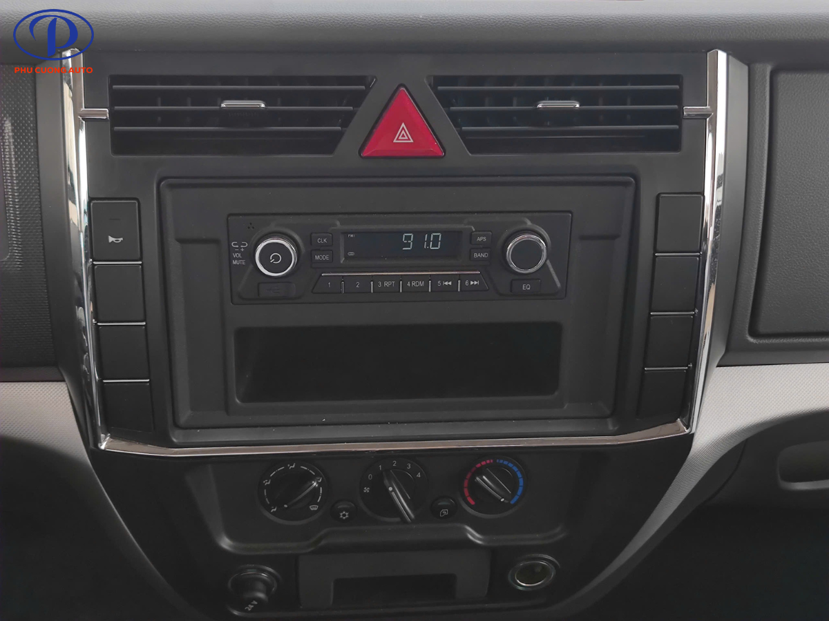 các nút điều chỉnh bên trong cabin xe cứu hộ dongfeng