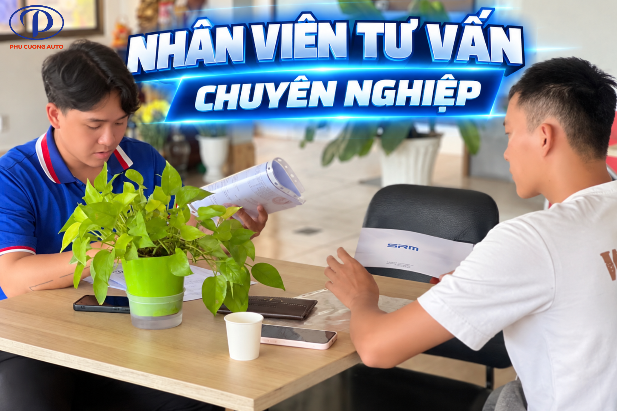 nhân viên phú cường tư vấn xe tải van điện cho khách hàng
